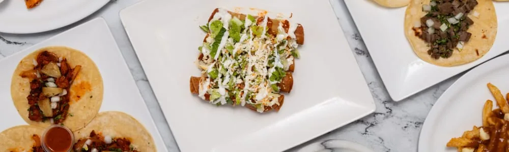 Plateau de tacos français, frites et sauces vu de haut